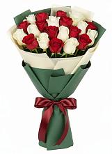 Букет Микс из красных и белых роз в Старобачатах