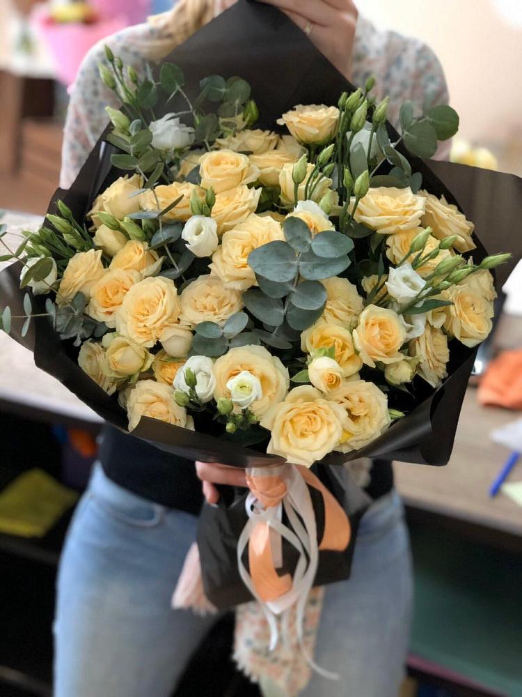 Букет цветов из: Розы и Лизиантусы в Старобачатах