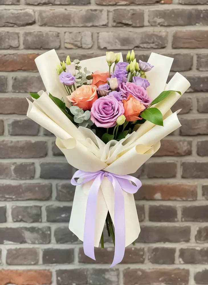 Букет цветов из: Лизиантусы и Розы в Старобачатах