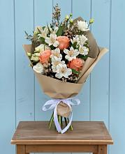 Букет цветов из:  Альстромерии, Лизиантусы, Розы и Хризантемы в Старобачатах