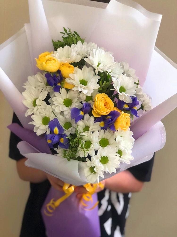 Букет цветов из: Ирисы, Хризантемы и Розы в Старобачатах