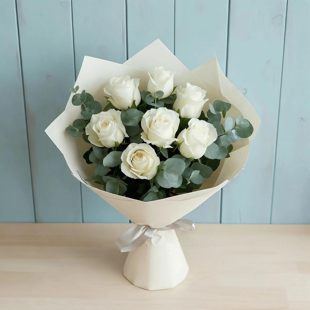 Букет Белые розы в Эвкалипте в Старобачатах