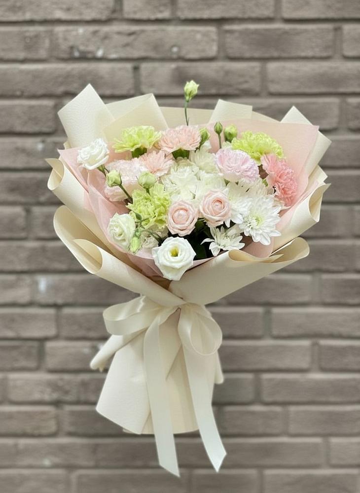 Букет цветов из: Гвоздики, Розы, Лизиантусы и Хризантемы в Старобачатах