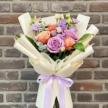 Букет цветов из:  Лизиантусы и Розы в Старобачатах