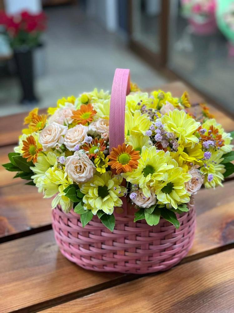 Цветочная композиция из Хризантемы и Розы в корзине в Старобачатах