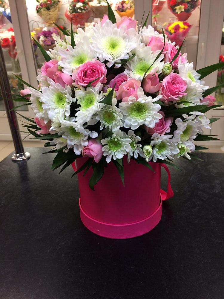 Цветочная композиция из Розы и Хризантемы в шляпной коробке в Старобачатах