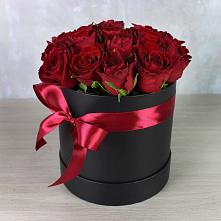 Цветочная композиция из Розы в шляпной коробке в Старобачатах
