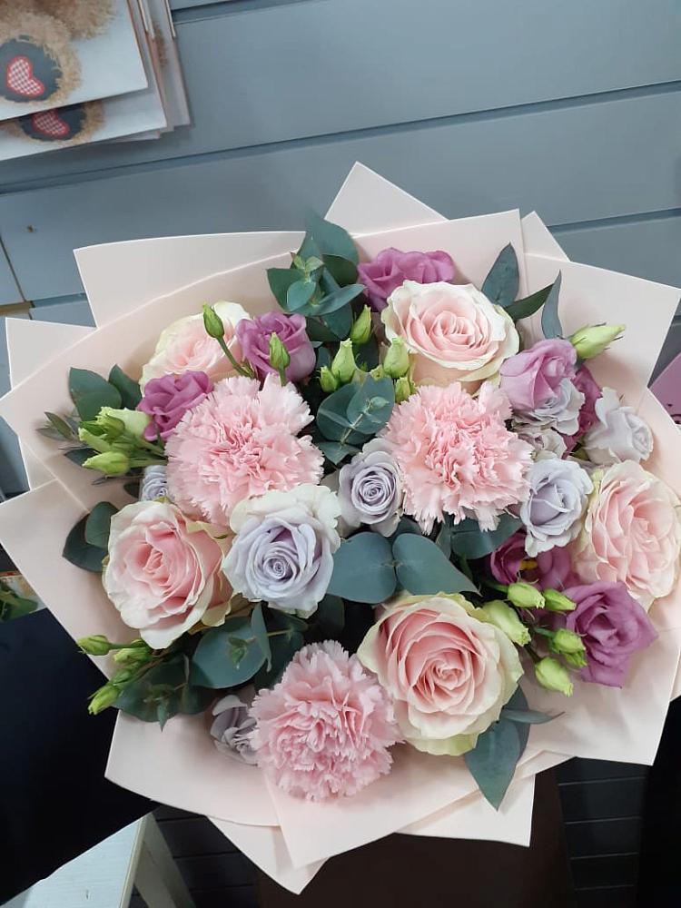 Букет цветов из: Розы, Гвоздики и Лизиантусы в Старобачатах