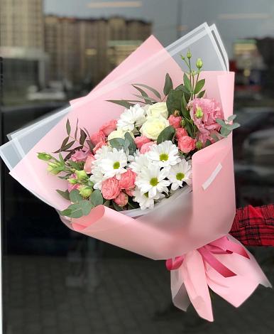 Букет цветов из: Розы, Лизиантусы и Хризантемы в Старобачатах